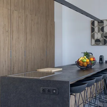 Miguel Luxury Front * Fánai